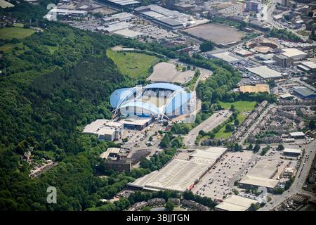 Eine Drohnenaufnahme des Huddersfield Towns Football Stadions in West Yorkshire, Nordengland, Großbritannien Stockfoto