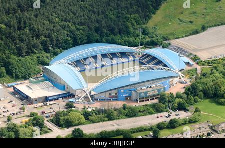 Eine Drohnenaufnahme des Huddersfield Towns Football Stadions in West Yorkshire, Nordengland, Großbritannien Stockfoto