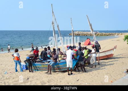 LUANDA, ANGOLA - 03. Februar 2025: Menschen auf einem Fischerboot am Strand von Ilha de Luanda. Luanda, Angola Stockfoto