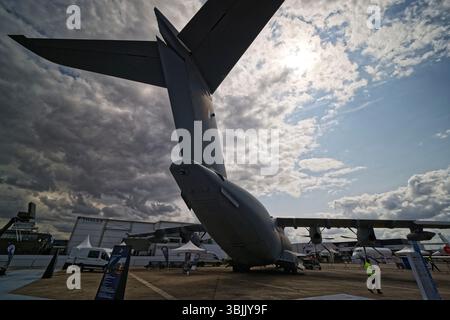 Paris-Le Bourget, Frankreich. Juni 2025. Der Airbus A400M ATLAS der französischen Luftwaffe wird auf der 55. Pariser Airshow ausgestellt. Eröffnung der 55. Ausgabe der Internationalen Aeronautik- und Raumfahrtschau vom 16. Bis 22. Juni 2025 in Paris-Le Bourget, Frankreich. Quelle: Bernard Menigault/Alamy Live News Stockfoto