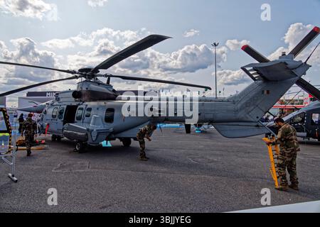 Paris-Le Bourget, Frankreich. Juni 2025. Airbus Helicopters H225M Caracal von der französischen Luftwaffe wird auf der 55. Pariser Airshow gezeigt. Eröffnung der 55. Ausgabe der Internationalen Aeronautik- und Raumfahrtschau vom 16. Bis 22. Juni 2025 in Paris-Le Bourget, Frankreich. Quelle: Bernard Menigault/Alamy Live News Stockfoto