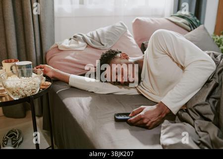 Afroamerikaner, der friedlich auf der Couch schläft Stockfoto