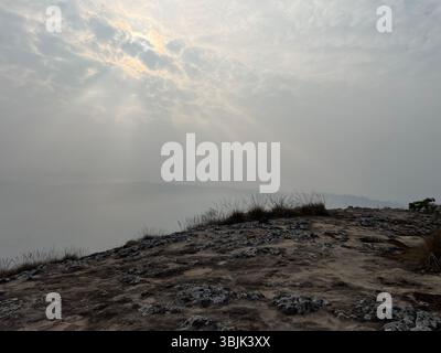 Goldene Farbtöne Durch Morgennebel Stockfoto