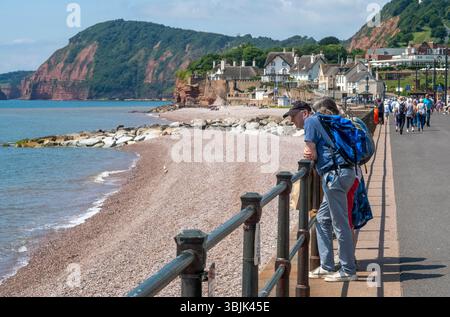 Juni 2025. Sidmouth, Devon Menschen genießen das herrliche Wetter im Juni an der Devon Küste in Sidmouth. Photo Central/Alamy Live News Stockfoto
