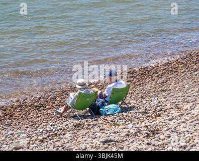 Juni 2025. Sidmouth, Devon Menschen genießen das herrliche Wetter im Juni an der Devon Küste in Sidmouth. Photo Central/Alamy Live News Stockfoto