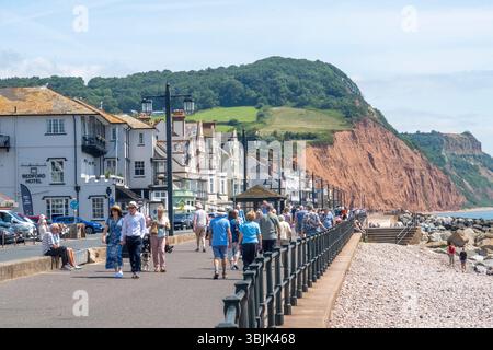 Juni 2025. Sidmouth, Devon Menschen genießen das herrliche Wetter im Juni an der Devon Küste in Sidmouth. Photo Central/Alamy Live News Stockfoto