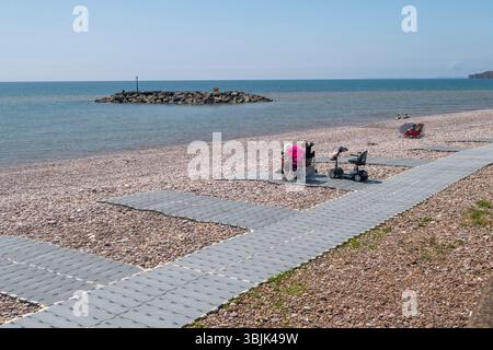 Juni 2025. Die barrierefreien Matten in Sidmouth, Devon am Sidmouth Beach ermöglichen es Rollstuhlfahrern, Rollstühlen und Müttern mit Kinderwagen, das herrliche Wetter zu genießen. Photo Central/Alamy Live News Stockfoto