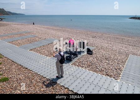 Juni 2025. Die barrierefreien Matten in Sidmouth, Devon am Sidmouth Beach ermöglichen es Rollstuhlfahrern, Rollstühlen und Müttern mit Kinderwagen, das herrliche Wetter zu genießen. Photo Central/Alamy Live News Stockfoto