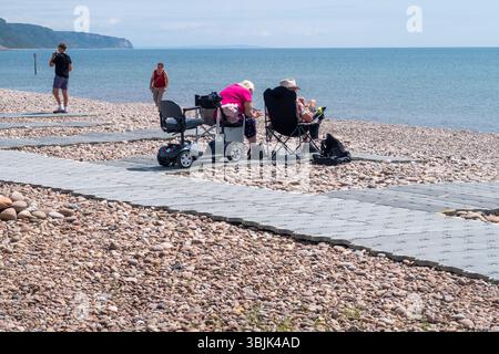 Juni 2025. Die barrierefreien Matten in Sidmouth, Devon am Sidmouth Beach ermöglichen es Rollstuhlfahrern, Rollstühlen und Müttern mit Kinderwagen, das herrliche Wetter zu genießen. Photo Central/Alamy Live News Stockfoto