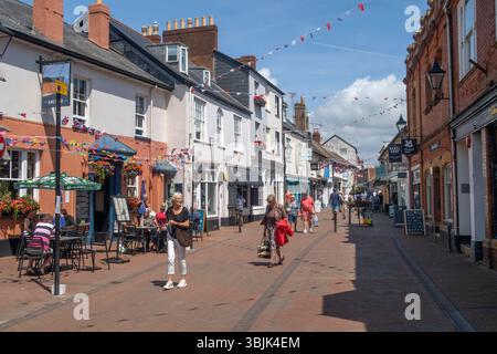 Juni 2025. Sidmouth, Devon Menschen genießen das herrliche Wetter im Juni auf der Old Fore Street in Sidmouth. Photo Central/Alamy Live News Stockfoto