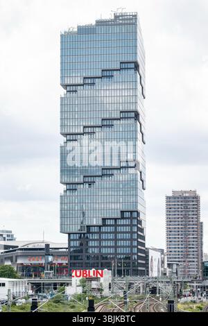 Berlin, Deutschland. Juni 2025. Der EDGE East Side Tower (Amazonasturm) bei der Eröffnung des neuen Amazonasstandorts in Berlin-Friedrichshain. Quelle: Fabian Sommer/dpa/Alamy Live News Stockfoto