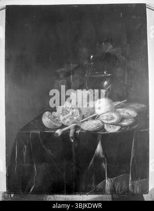 Das Stilleben mit Früchten und Austern, das Pieter de Ring (um 1615–1660) zugeschrieben wird, ist ein Öl auf der Tafel, das das Talent des Künstlers für detailgetreue Stillleben zeigt. Die Zusammensetzung umfasst reife Früchte und Austern, die Textur und Form präzise und lebendig einfangen. De Rings Verwendung von Farbe und Licht erweckt Alltagsgegenstände zum Leben. Stockfoto