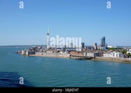 England, Hampshire, Portsmouth, Old Portsmouth, Square Tower. Seeverkehrsschutz. Alte Häuser in Portsmouth. Spinnaker Tower. Rundturm. Altes Zollhaus. In der Ferne HMS Queen Elizabeth, Portsmouth Harbour und Portsdown Hill. Stockfoto