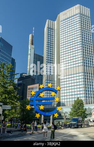 Ikonische Euroskulptur in Frankfurt am Main (Deutschland) Stockfoto