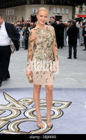 Malin Akerman bei der Premiere von „Rock of Ages“ am Odeon Leicester Square in London am 10. Juni 2012 Stockfoto