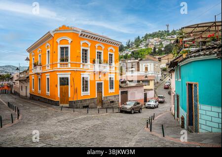 Quito Ecuador Altstadt mit farbenfrohen Kolonialgebäuden in der Straße Stockfoto