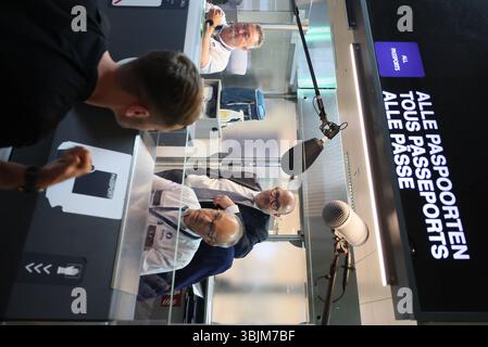 Zaventem, Belgien. Juni 2025. Die Grenzkontrolle wurde nach der Vorstellung des Sommerplans der Luftpolizei am Flughafen Brüssel in Zaventem am Montag, den 16. Juni 2025, dargestellt. BELGA FOTO BENOIT DOPPAGNE Credit: Belga News Agency/Alamy Live News Stockfoto