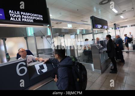 Zaventem, Belgien. Juni 2025. Die Grenzkontrolle wurde nach der Vorstellung des Sommerplans der Luftpolizei am Flughafen Brüssel in Zaventem am Montag, den 16. Juni 2025, dargestellt. BELGA FOTO BENOIT DOPPAGNE Credit: Belga News Agency/Alamy Live News Stockfoto