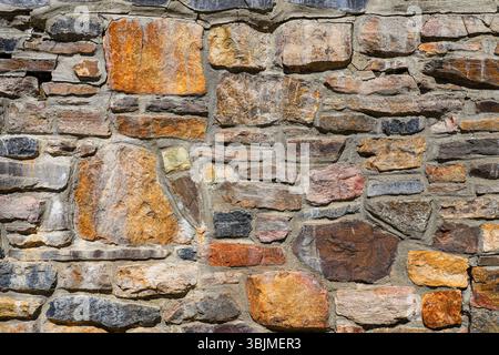 Alte rustikale Steinmauern in natürlicher Umgebung im Freien Stockfoto