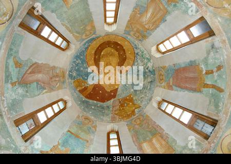 Das Fresko „Christus Pantokrator“ von Dionisius (1444–1502) ziert die Kuppel des Ferapontow-Klosters in der Oblast Vologda, Russland. Dieses ikonische Fresko im byzantinischen Stil zeigt Christus als den Herrscher des Universums und strahlt Macht und Göttlichkeit aus, ein Markenzeichen religiöser Kunst im Russland des 15. Jahrhunderts. Stockfoto
