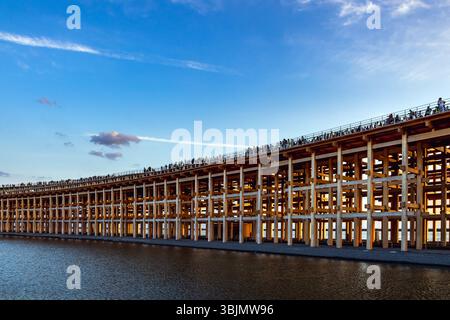 Der Water plaza und der Grand Ring, ein Wahrzeichen auf der Weltausstellung 2025 in Osaka, Kansai, Japan. Stockfoto