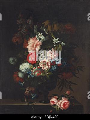 Stillleben Gemälde, das Pieter Hardimé zugeschrieben wird, mit Tulpen, Nelken, Chrysanthemen und anderen Blumen, die in einer Glasvase neben Rosen auf einem Steinvorsprung angeordnet sind. Entstanden zwischen 1690 und 1748 in Öl auf Leinwand. Stockfoto