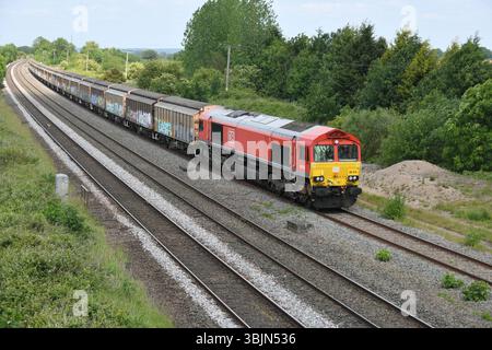 Die DB Cargo Class 66 66074 erreicht Elford Loop mit 6V51, dem 1309 Burton auf dem Trent West Yard Maurice Hill Transport zum Cardiff Tidal Terminal Complex Stockfoto