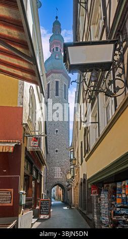 Enge Gasse führt zum mittelalterlichen Turm in der bezaubernden Altstadt von Cochem Stockfoto