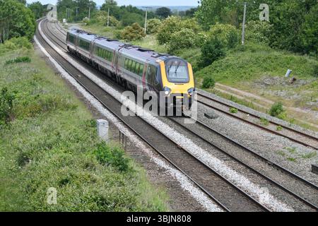Eine nicht identifizierte 4-Car-Voyager der Baureihe 220 in Elford fährt am 10. Juni 2025 in Richtung Birmingham Stockfoto