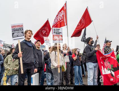 ST. PAUL, MN, USA, 14. JUNI 2025: Unidentified Minnesota Democratic Socialists of America bei der No Kings Rallye im Minnesota State Capitol. Stockfoto