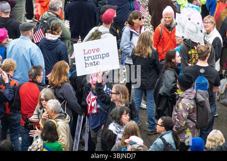 ST. PAUL, MN, USA, 14. JUNI 2025: Unbekannte Masse von Einzelpersonen bei der No Kings-Kundgebung im Minnesota State Capitol. Stockfoto