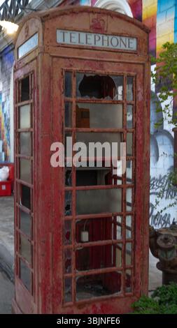Rote Retro-Telefonbox Stockfoto