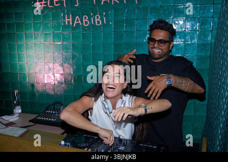 Paris, Frankreich. Juni 2025. DJ Laura Petard und MOST treten während des von Samia Kazitani organisierten Libanesischen Abends im Restaurant Noura Opera auf, das von Paul Bou Antoun am 14. Juni 2025 in Paris, Frankreich, betrieben wird. Quelle: Bernard Menigault/Alamy Live News Stockfoto