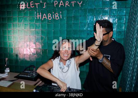 Paris, Frankreich. Juni 2025. DJ Laura Petard und MOST treten während des von Samia Kazitani organisierten Libanesischen Abends im Restaurant Noura Opera auf, das von Paul Bou Antoun am 14. Juni 2025 in Paris, Frankreich, betrieben wird. Quelle: Bernard Menigault/Alamy Live News Stockfoto
