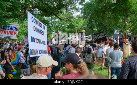 Washington DC, 14. Juni 2025 – Tausende Demonstranten versammeln sich auf dem Lafayette Square, nur wenige Stunden vor der Militärparade zum 250. Jahrestag der US-Armee und des 79. Geburtstages von Präsident Trump. Stockfoto
