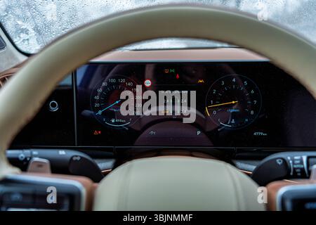 Bischkek, Kirgisistan - 12. Dezember 2024: Nahaufnahme des digitalen Armaturenbretts und Lenkrads eines Hyundai Grandeur 2023 (GN7) mit Fahrzeuginformationen Stockfoto