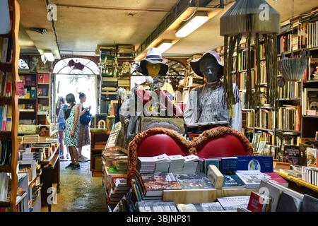 Das Innere des Acqua Alta Bookshop, einer bekannten Buchhandlung im Stadtteil Castello, mit Büchern in einer Gondel, Venedig, Venetien, Italien Stockfoto