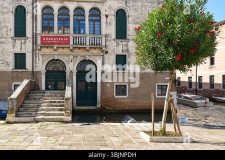 Fassade des Palazzo Gradenigo (17. Jh.), Sitz der Kunstraffinerie Güneştekin, Blick auf den Campo Santa Giustina im Sestiere von Castello, Venedig, Italien Stockfoto