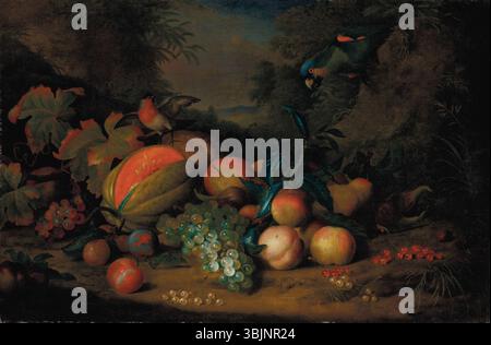 Tobias Stranover (–1756) schuf ein Stillleben aus Spaltmelone, Pfirsichen, Pflaumen, Trauben, Äpfeln, und Johannisbeeren, zusammen mit einem Papagei und Bullfinke in einer bergigen Landschaft. Das Öl auf Canvas besticht durch komplexe Details und leuchtende Farben. Stockfoto