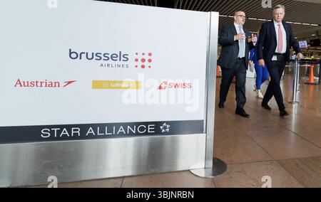 Zaventem, Belgien. Juni 2025. Innenminister Bernard Quintin und der Chef des Flughafens Brüssel Arnaud Feist wurden am Montag, den 16. Juni 2025, bei der Vorstellung des Sommerplans der Luftfahrtpolizei am Flughafen Brüssel in Zaventem dargestellt. BELGA FOTO BENOIT DOPPAGNE Credit: Belga News Agency/Alamy Live News Stockfoto