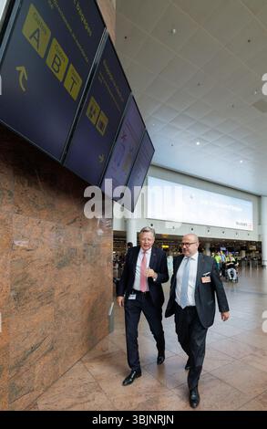 Zaventem, Belgien. Juni 2025. Arnaud Feist, Chef des Flughafens Brüssel, und Innenminister Bernard Quintin, wurden am Montag, den 16. Juni 2025, bei der Vorstellung des Sommerplans der Luftpolizei am Flughafen Brüssel in Zaventem dargestellt. BELGA FOTO BENOIT DOPPAGNE Credit: Belga News Agency/Alamy Live News Stockfoto