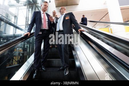 Zaventem, Belgien. Juni 2025. Arnaud Feist, Chef des Flughafens Brüssel, und Innenminister Bernard Quintin, wurden am Montag, den 16. Juni 2025, bei der Vorstellung des Sommerplans der Luftpolizei am Flughafen Brüssel in Zaventem dargestellt. BELGA FOTO BENOIT DOPPAGNE Credit: Belga News Agency/Alamy Live News Stockfoto