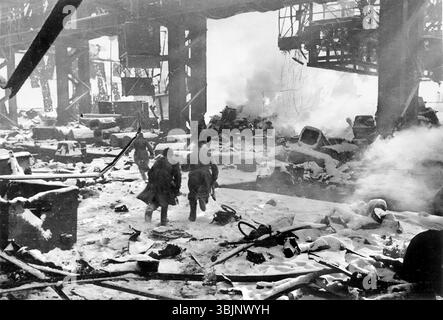 Die Schlacht von Stalingrad. Sowjetische Infanterie der Roten Armee in der Schlacht in der Fabrik des Roten Oktobers, Stalingrad, UdSSR Stockfoto