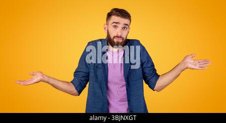 Ich weiß es nicht. Handsome kaukasischen Kerl zuckend Schultern, Gefühl verwirrt oder unsicher auf orangen Studio Hintergrund Stockfoto