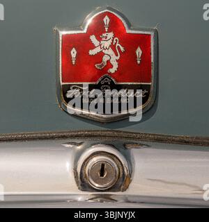 Ein klassisches Ford Zephyr Six-Emblem bei einer Autokunst an einem sonnigen Sommertag Stockfoto