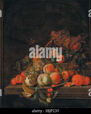 „Pfirsiche, Trauben, Orangen, eine teilweise geschälte Zitrone, Medlars und andere Früchte auf einem zweistufigen Steinrand“ von Cornelis de Heem, gemalt im 17. Jahrhundert, ist ein detailreiches Stillleben mit verschiedenen Früchten und Insekten. Das Ölgemälde fängt Textur, Farbe und natürliche Schönheit ein. Stockfoto