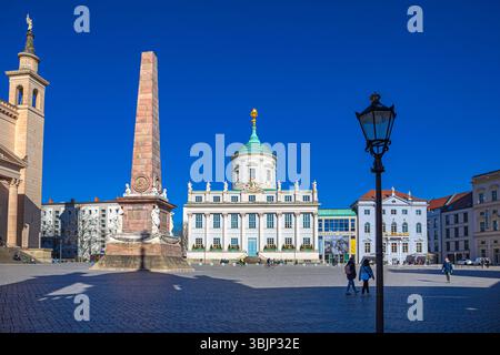 POTSDAM, BRANDENBURG, DEUTSCHLAND - CA. MÄRZ 2025: Der Alte Markt mit Blick auf das Alte Rathaus in Potsdam Stockfoto