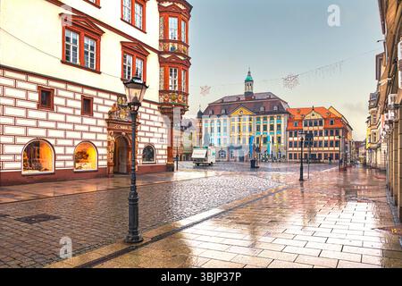 COBURG, BAYERN, DEUTSCHLAND - CA. NOVEMBER 2024: Spitalgasse und Marktplatz in Coburg, Bayern, Deutschland. Stockfoto