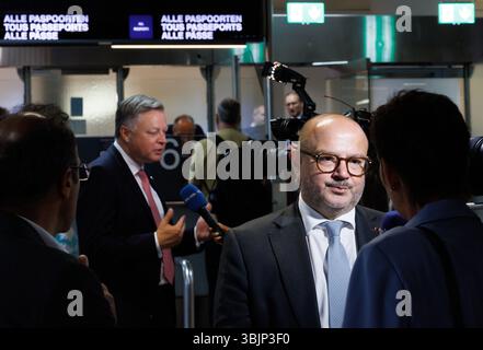 Zaventem, Belgien. Juni 2025. Arnaud Feist, Chef des Flughafens Brüssel, und Innenminister Bernard Quintin, wurden am Montag, den 16. Juni 2025, bei der Vorstellung des Sommerplans der Luftpolizei am Flughafen Brüssel in Zaventem dargestellt. BELGA FOTO BENOIT DOPPAGNE Credit: Belga News Agency/Alamy Live News Stockfoto