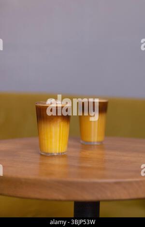 Zwei Gläser Kaffee mit Orangensaft auf dem Tisch in einem Café Stockfoto